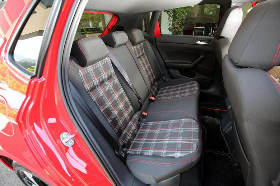 Интерьер Volkswagen Polo GTI (Typ AW) 2018 года  (JP) (фото 18 из 18)